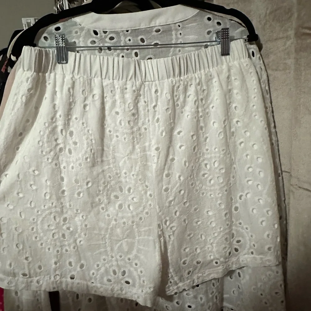 White Eyelet Lace Women's Top and shorts Set (fits like large) - Picture 4 of 4
